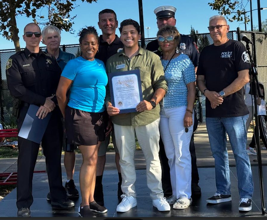 Ronna Green with first responders presenting a certificate